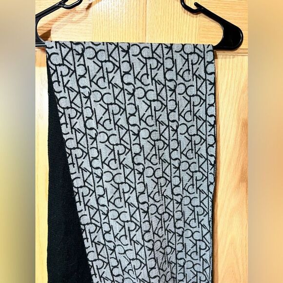 Calvin Klein Scarf 100% Acrylic Reversible Black And Gray - Picture 2 of 5
